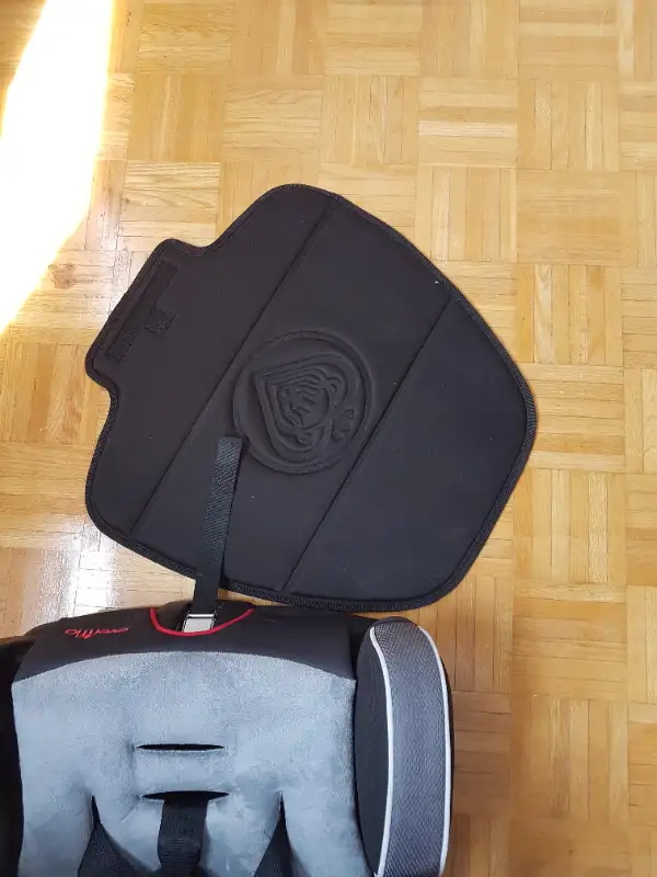 Evenflo car seat in Strollers, Carriers & Car Seats in Oakville / Halton Region - Image 4