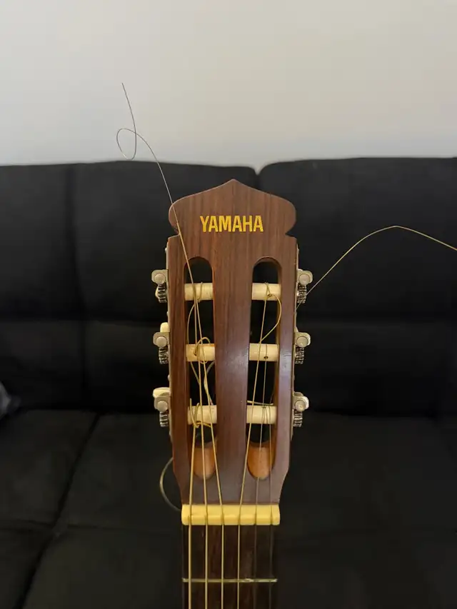 1960’s Vintage Yamaha Classical Acoustic Guitar No. G160  in Guitars in Hamilton - Image 6