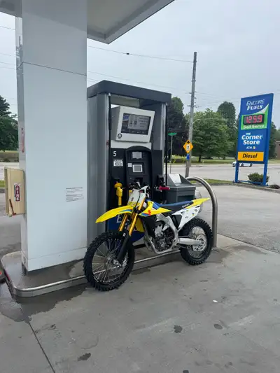 im selling my 2019 suzuki rmz450 dirt bike with 35 hours (shown on scanner) bought this 3 months ago...