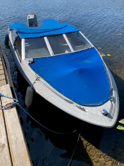 Bayliner motor boat with 115 hp Mariner motor, trailer, boat cover and water skiing pole. This boat...