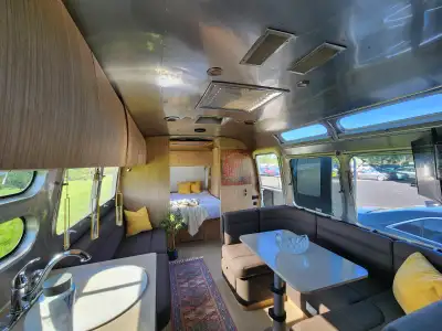 **2019 Airstream Flying Cloud 30FB – Très propre – Faible kilométrage – 132 000 $ CAD** Roulotte Air...
