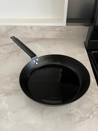 Carbon steel pan