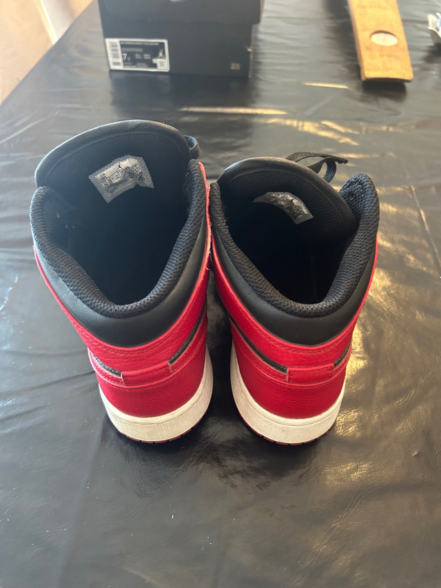 Air Jordan 1 mid band size 6 boys in Kids & Youth in St. Catharines - Image 3