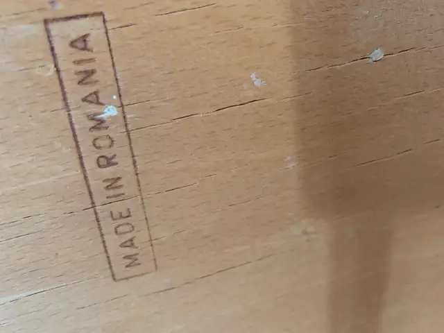 Midcentury Vintage Windsor rocking chair in Chairs & Recliners in Calgary - Image 9