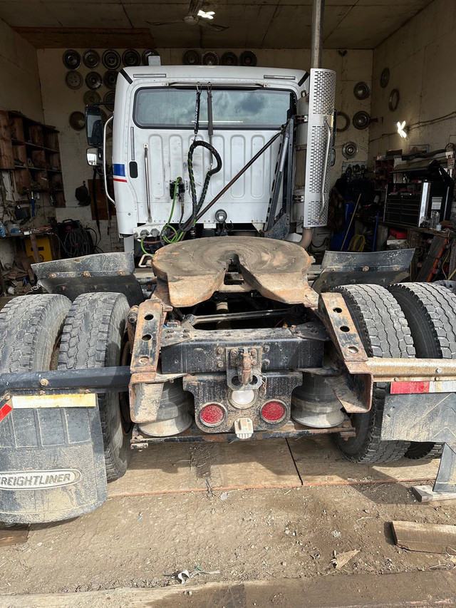 2009 Freightliner m2 in Heavy Trucks in Moose Jaw - Image 3