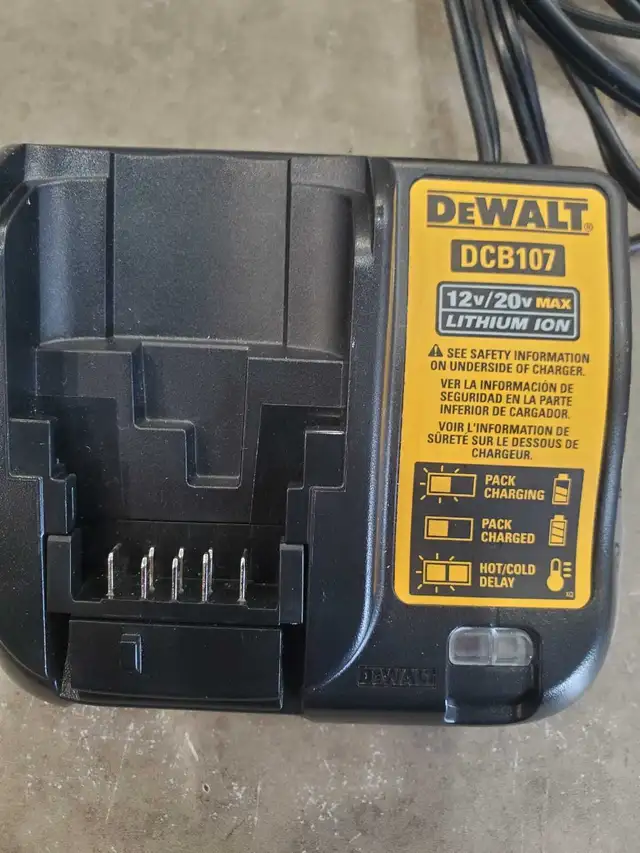 DeWalt dcb 107 12/20v Charger in Power Tools in Oshawa / Durham Region - Image 4