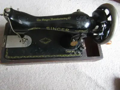 Vintage Singer Sewing Machine. Made in 1949. The sewing machine doesn't have lid, has never been tes...