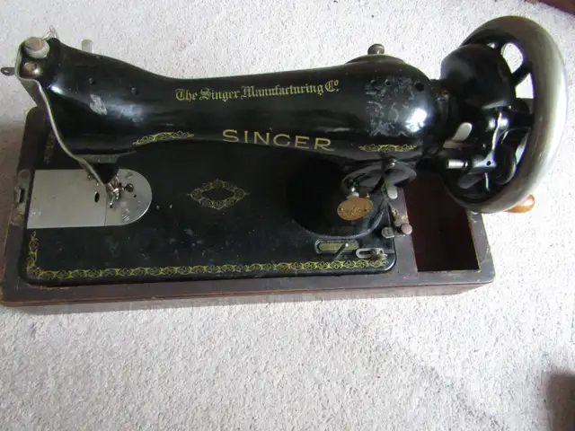 Vintage Singer Sewing Machine - 1949 in Arts & Collectibles in City of Toronto - Image 2