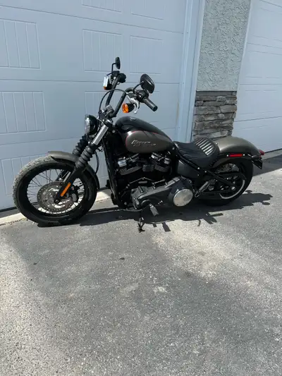 2018 HD Street Bob- Black/grey Denim 13000km. 107cui. New rear tire. Fresh service. Custom Exhaust