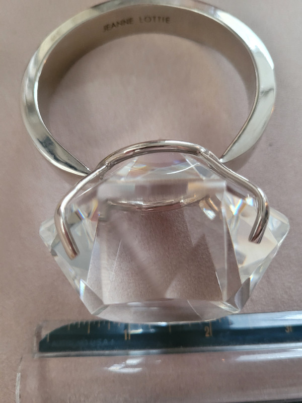 Jeanne Lottie Big Decor Solitaire Ring Big Crystal Diamond Key C dans Femmes - Sacs et portefeuilles  à Ville de Montréal - Image 2