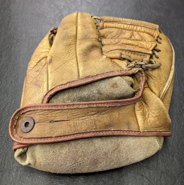 ANTIQUE VINTAGE RARE 2-Fingered Baseball Glove, 5 bats in Arts & Collectibles in St. Catharines - Image 4