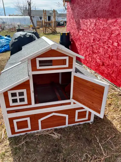This is a great little coop to raise chicks, add new chickens to a flock. It is fully enclosed with...