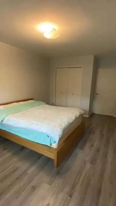 2 bedrooms first floor close to Seneca for rent