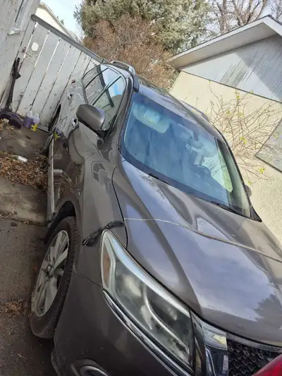 2014 Nissan pathfinder hybrid. Leather seats, heated front and middle row, park assist cameras, AWD,...