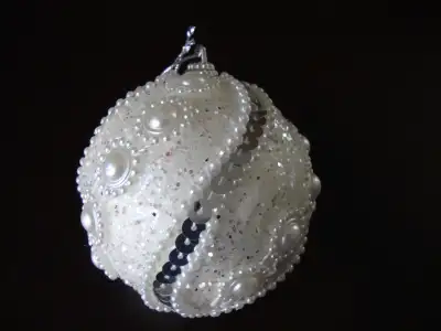 24 boules de Noël blanches de 3 pouces de diamètre $20.00, View more