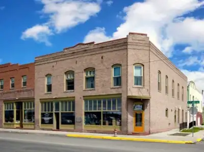 Looking for commercial space for up to 6 months. Looking to be less then $800 / months.