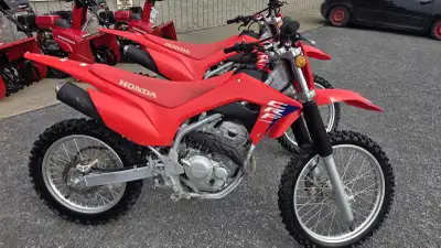 Honda CRF 125cc Usagé Annee : 2025 4 vitesses 70/100-17 90/100-14 3.7 litres Prix : 3998$ + txs usag...