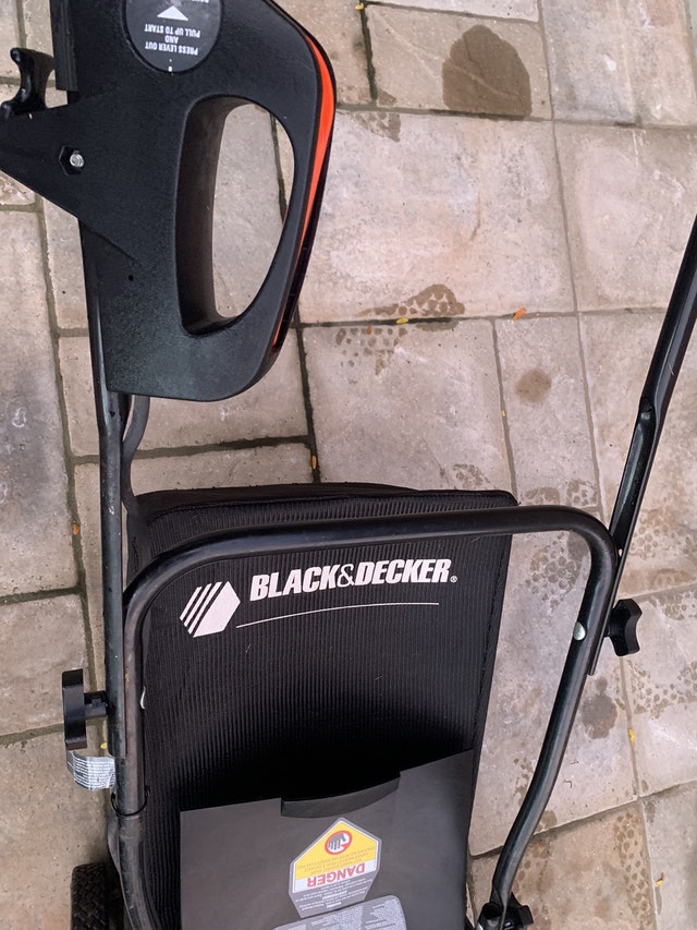 Black & Decker’s 19 inch Lawn Hog mulching mower w bagger. Lawnmowers