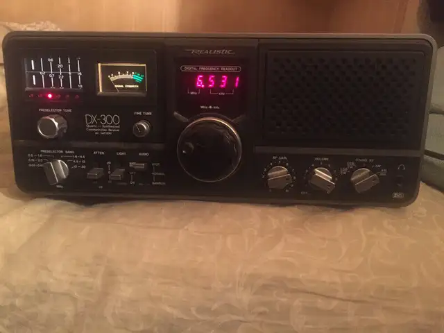 Realistic DX 300 Shortwave radio in General Electronics in Oshawa / Durham Region - Image 5