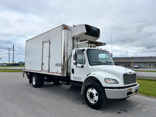 2016 freightliner m2 18’ reefer truck in Heavy Trucks in Napanee - Image 3
