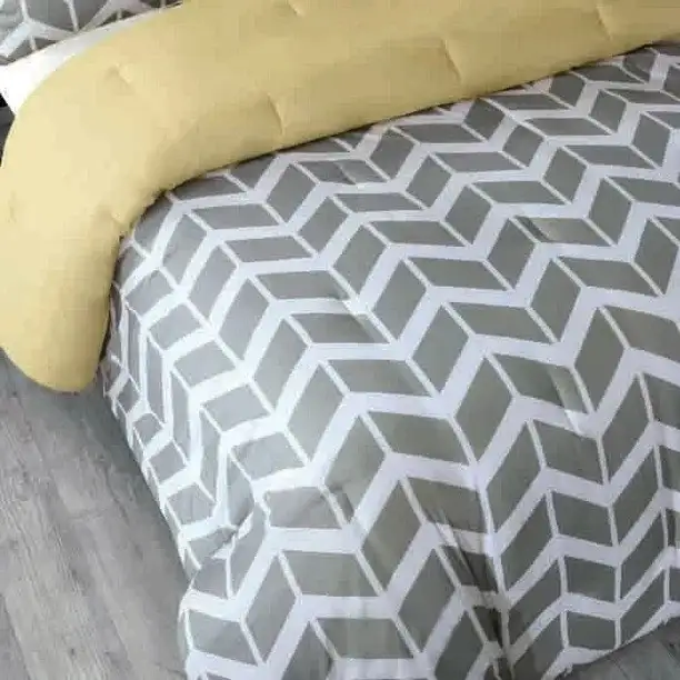 Bedding ONLY - Chevron Comforter Set (King Size) in Bedding in Moncton - Image 2