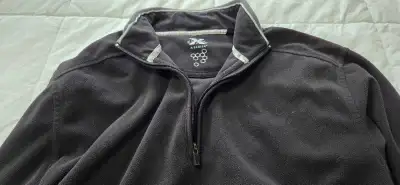 Comfy Callaway X Series fleece quarter zip Golf Pullover. Dark gray/black color. Has a soft fleece m...