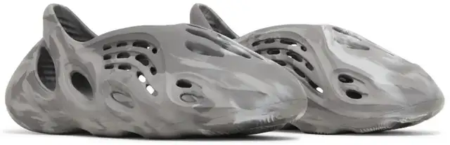 Yeezy Foam Runner Granite Size 10 & 11 in Men's Shoes in Oshawa / Durham Region - Image 9