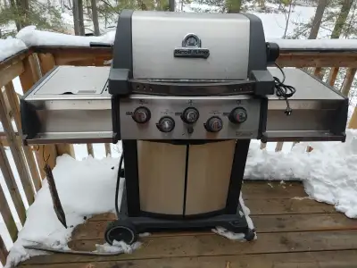 Broil King Signet 90 propane BBQ, View more