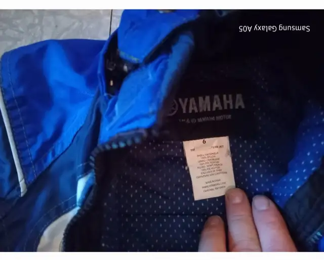 Kids youth Yamaha winter snowmobile jacket size 5 6 in Kids & Youth in Oshawa / Durham Region - Image 3