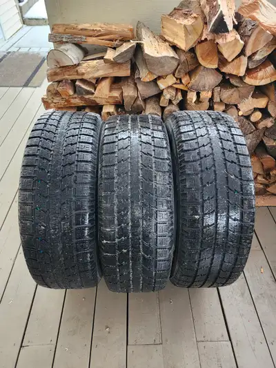 3 pneus d'hiver 18pouces Possible de les vendre séparemment 100$ chacun. 245/60R18 Nous contacter au...