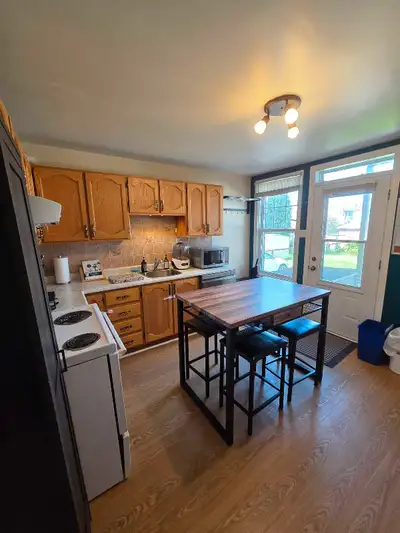 Logement 5 1/2 à louer avec salle de bain entièrement neuve : -Rez-de-chaussée -3 chambres fermées -...