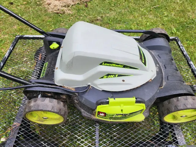 Lawn Master  Electric Corded Green Lawnmower 2 in 1 ME1018X in Lawnmowers & Leaf Blowers in Windsor Region - Image 11