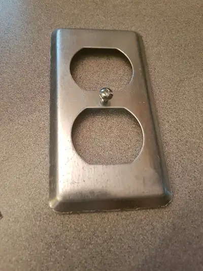 1 COUVERT A PRISE EN METAL 2-1/8'' X 4'' NEUF NEW  20C1, View more