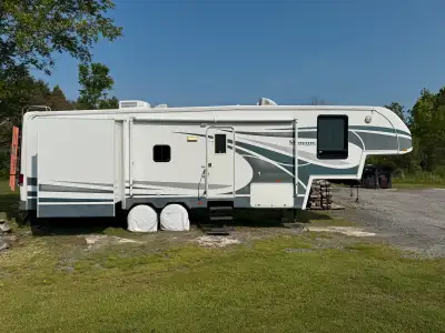 Selling this beautiful well maintained 5th wheel trailer. One owner , bought it new in 2006. The fol...