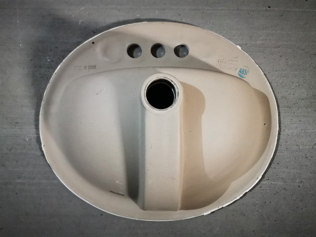 White Vitreous china Drop-in Round Bathroom Sink - $10 in Plumbing, Sinks, Toilets & Showers in Ottawa - Image 3