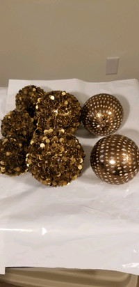 Gold set of beaded ornaments and 2 glass mirrored set