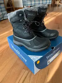 WindRiver Winter Boots ( Ladies Size 8 )
