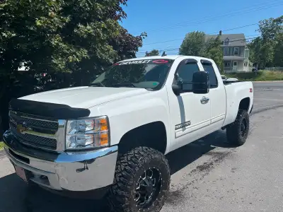 2013 Chevy 1500 4x4 on floor air condition new inspection 2027 with new lift 7.5 rc lift with new sh...