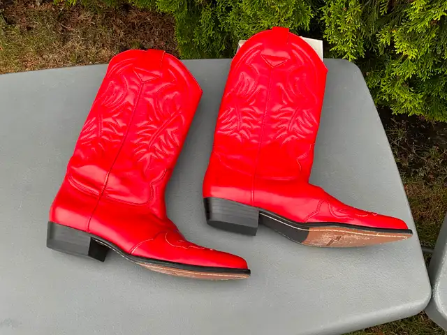 Cowboy Boots Womens size 9.  New.  Guess Brand in Women's - Shoes in Edmonton - Image 7
