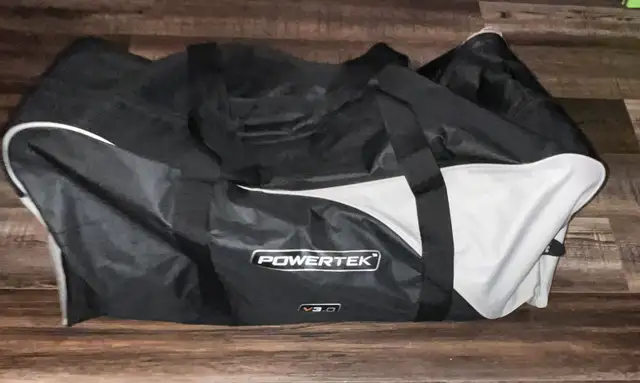 Hockey equipment in Hockey in Kitchener / Waterloo - Image 3