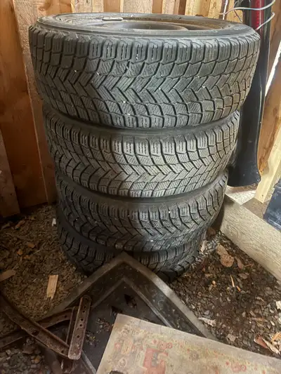 Four Michelin winter tires comes on steelies 215/60R16 Pretty decent ammount of tred left on them, s...