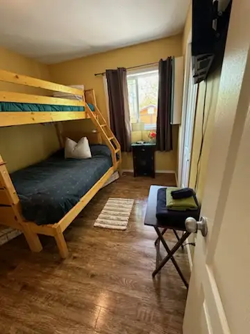 Lake front house short term rent in Alberta in Canada - Image 7