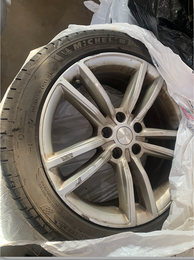 Tesla Model S All-Season Tires on Rims x4 Used only for 6 months Genuine Tesla Rims with the sensor