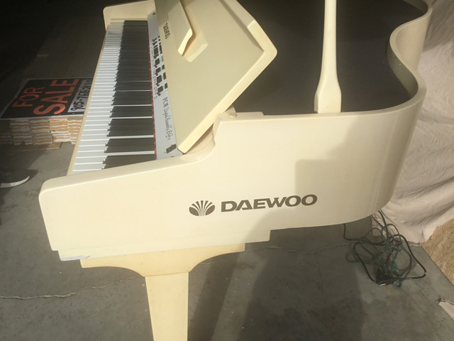 BABY GRAND DAEWOO DIGITAL PIANO in Pianos & Keyboards in Hamilton - Image 4
