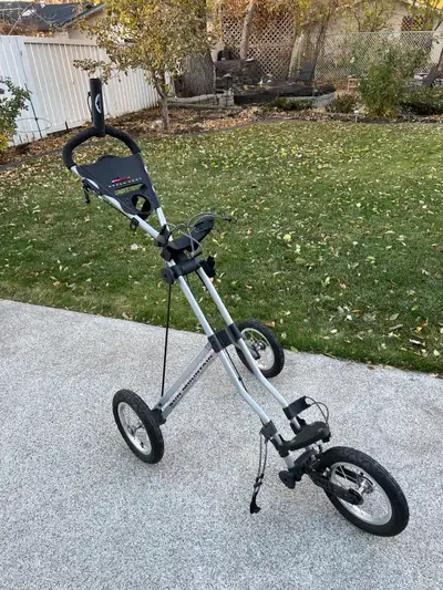 Tee off with ease using this Sun Mountain golf pull cart! This used cart is in new condition and rea...