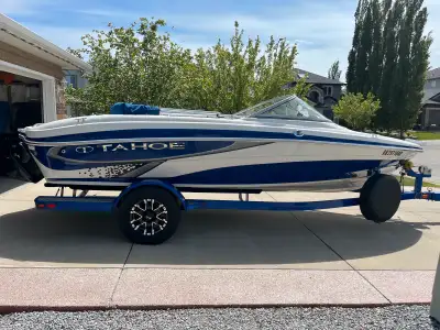 Tahoe Q5i Ski/Fish, 4.3 Mpi 220hp, approx. 300hrs,19.5',factory fishing package includes,motorguide...