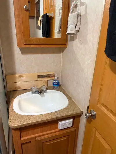 room for rent in Coombs $700 per month internet and hydro included !