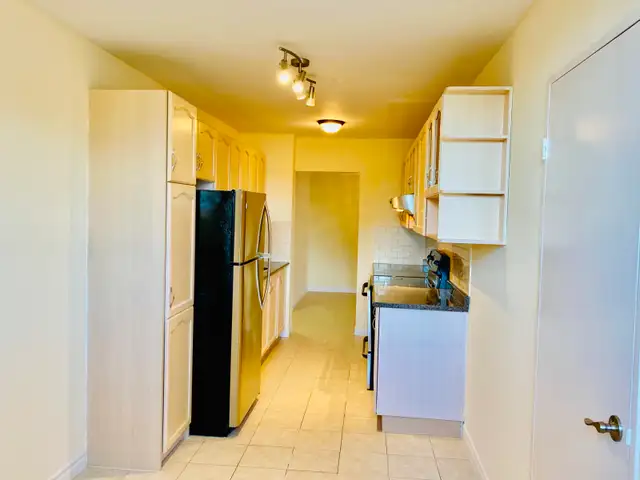 TORONTO 4 RENT GROUND-LEVEL LARGE CORNER SUITE | 401 & KIPLING!