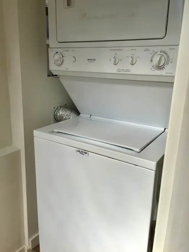 *******looking for female housemate - available now***** in Room Rentals & Roommates in Vancouver - Image 8