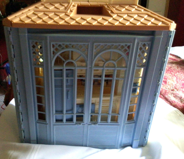 Barbie fold up blue cottage  1998 - reduced  in Arts & Collectibles in Thunder Bay - Image 2